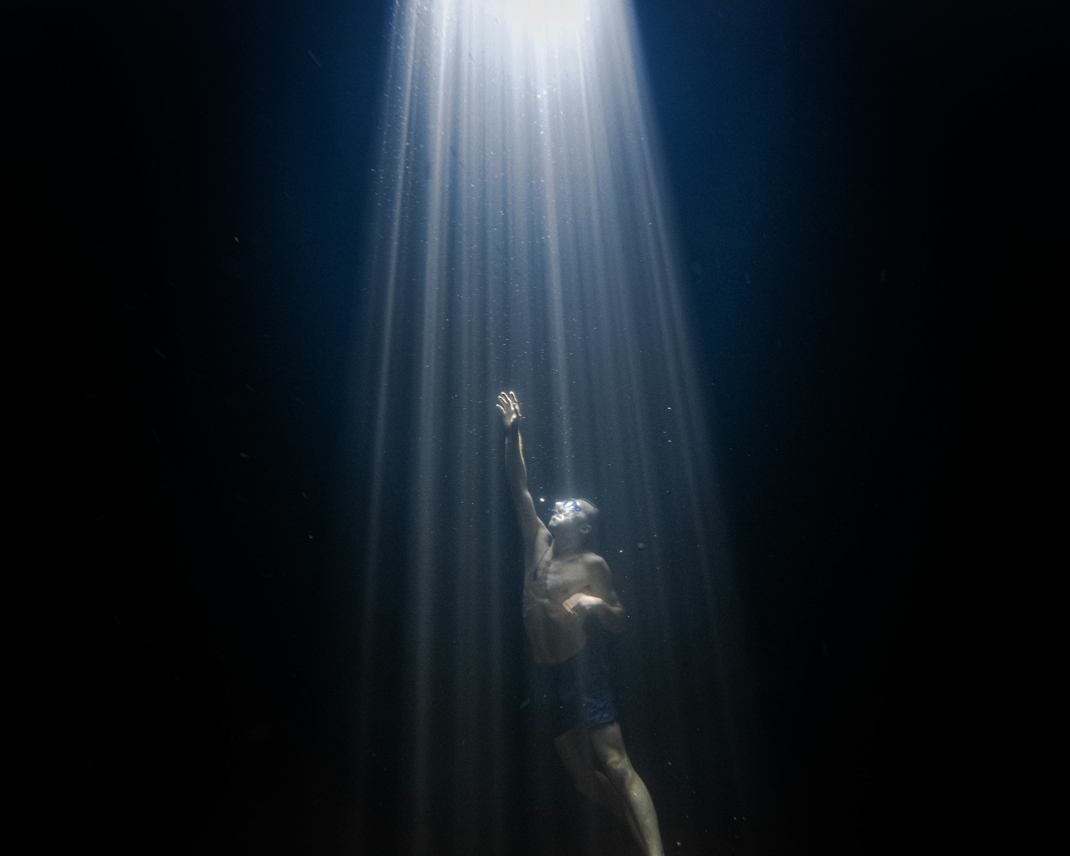Schwimmer im Lichtkegel
